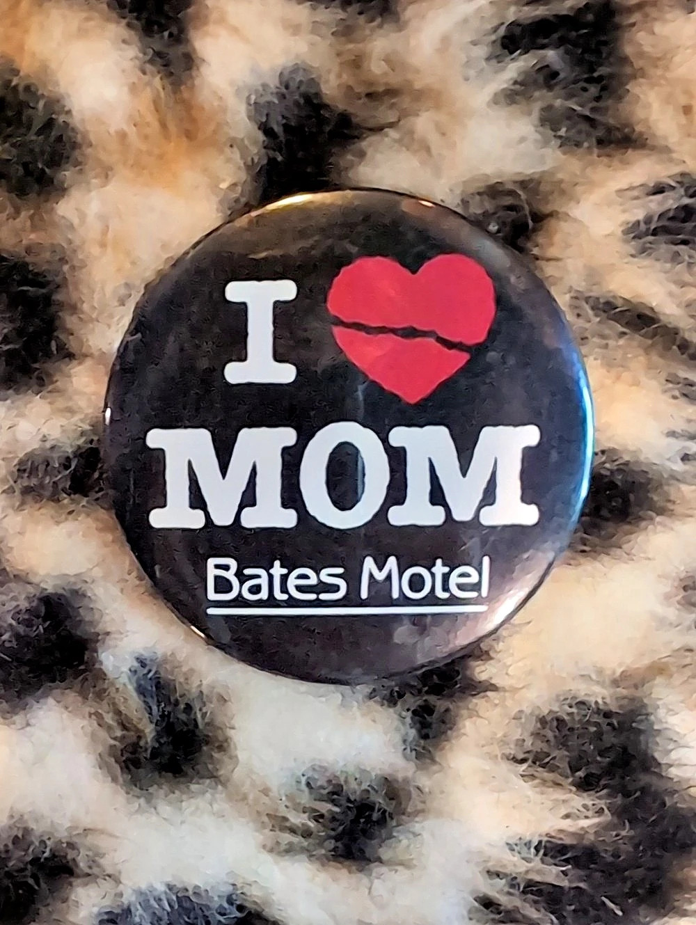 Vintage Universal Studios Bates Motel I Love Mom Pinback Button Black & Red